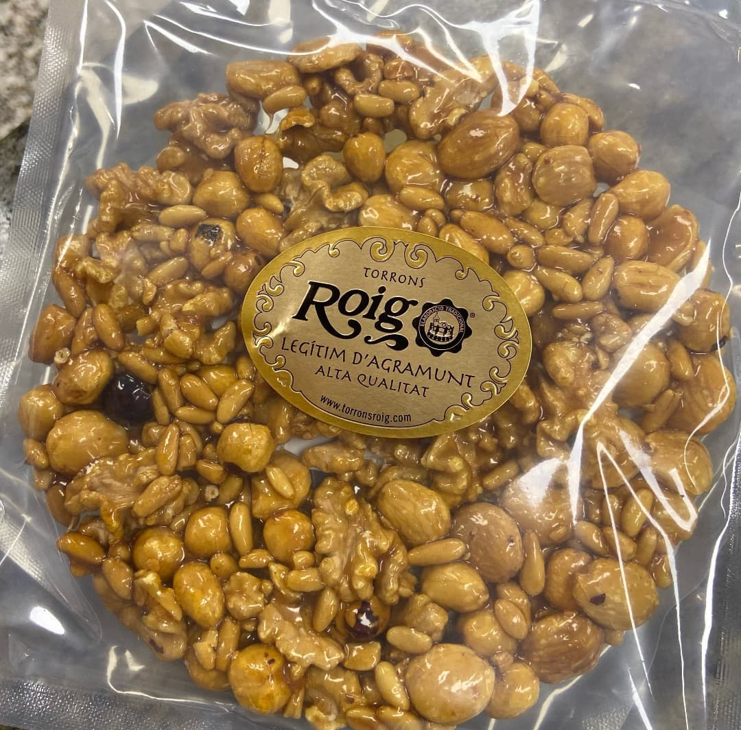 begoferrer's tweet photo. ❄️En aquestes èpoques, cada cop més dolces sigues feliç i fes feliços als teus amb els torrons crocants d’atmetlles i de fruits secs. 🥜🍪

A què esperes? 🤔 https://t.co/ML2Gyn0Dn1