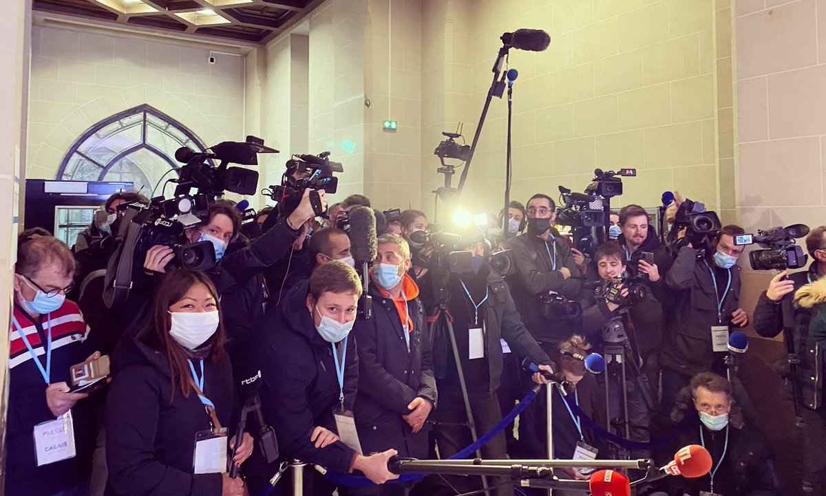 Telle une renarde 🦊, je me faufile partout! #rtbfinfo #calais #press #journaliste #Warriors #petite 📺🎥🎤