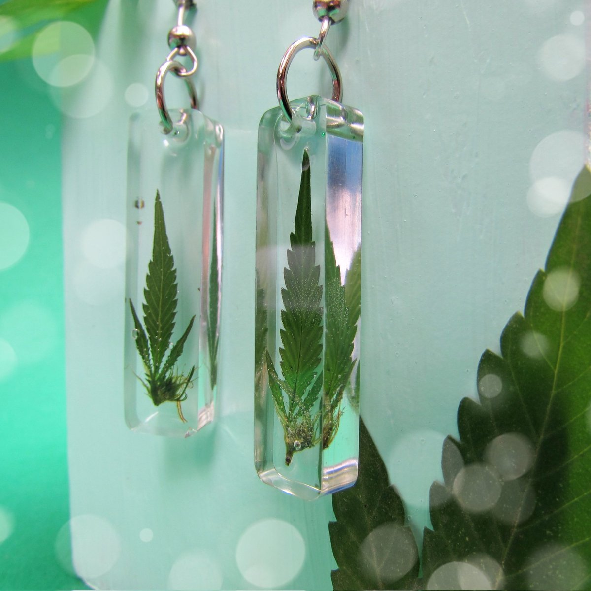 thc_in's tweet photo. Buenas tardes weeders!!!
Estabais buscando un detalle original que complemente el regalo navideño de vuestra pareja o amiga??
Pues sin duda estos pendientes artesanos con hojas naturales son el añadido ideal😍😍
Podéis ver todos nuestros proyectos en Instagram: @t.i.d.clothing 🌱 https://t.co/cOPUQJWeMb