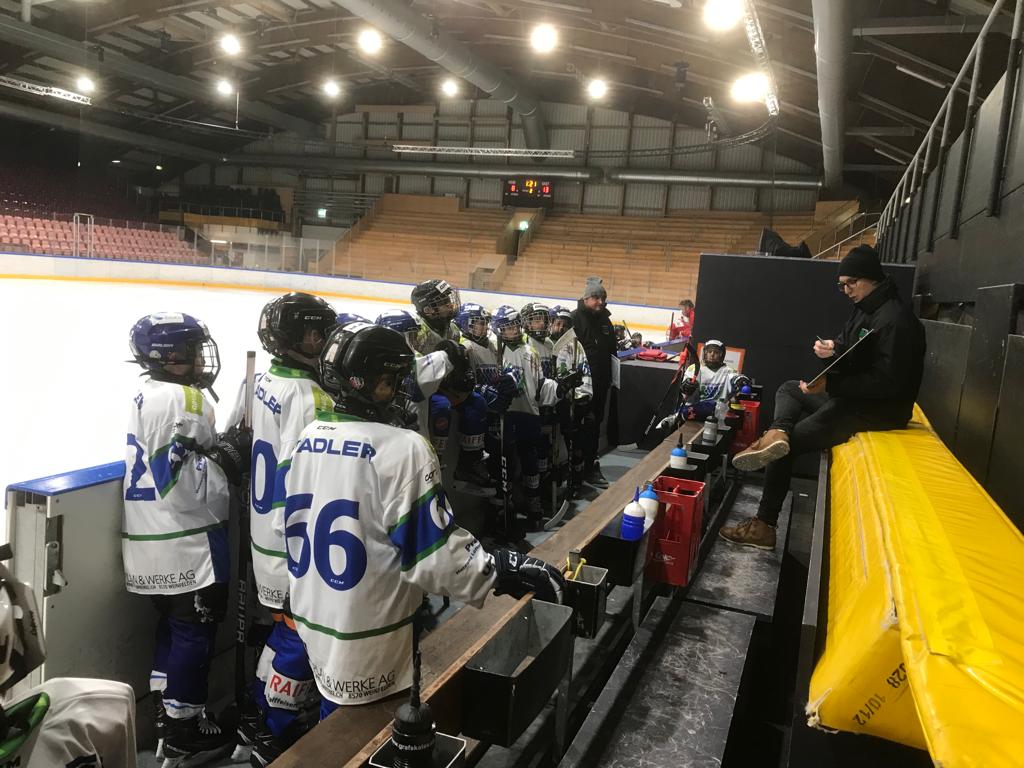 scweinfelden's tweet photo. Erneuter Sieg der U13-A! Die Jungtrauben siegten 19:11 gegen den EHC Kreuzlingen-Konstanz. Offensichtlich hat das Coaching durch Pascal Stamm und Reto Müller den SCW Nachwuchs zu  einer Topleistung angespornt! 🏒🥅🍇

#scweinfelden #scw #ehckreuzlingenkonstanz #sieg #u13 #hoppscw https://t.co/YZtCQpTdlY