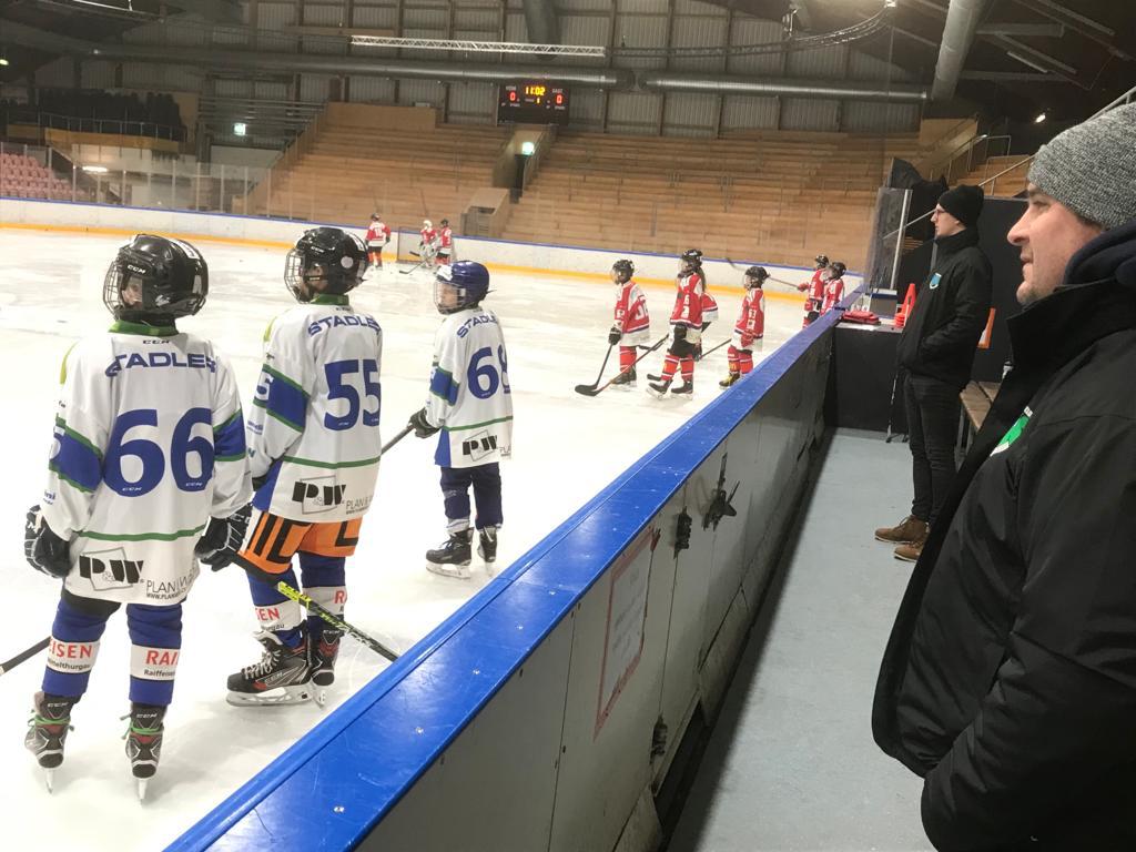 Erneuter Sieg der U13-A! Die Jungtrauben siegten 19:11 gegen den EHC Kreuzlingen-Konstanz. Offensichtlich hat das Coaching durch Pascal Stamm und Reto Müller den SCW Nachwuchs zu  einer Topleistung angespornt! 🏒🥅🍇

#scweinfelden #scw #ehckreuzlingenkonstanz #sieg #u13 #hoppscw