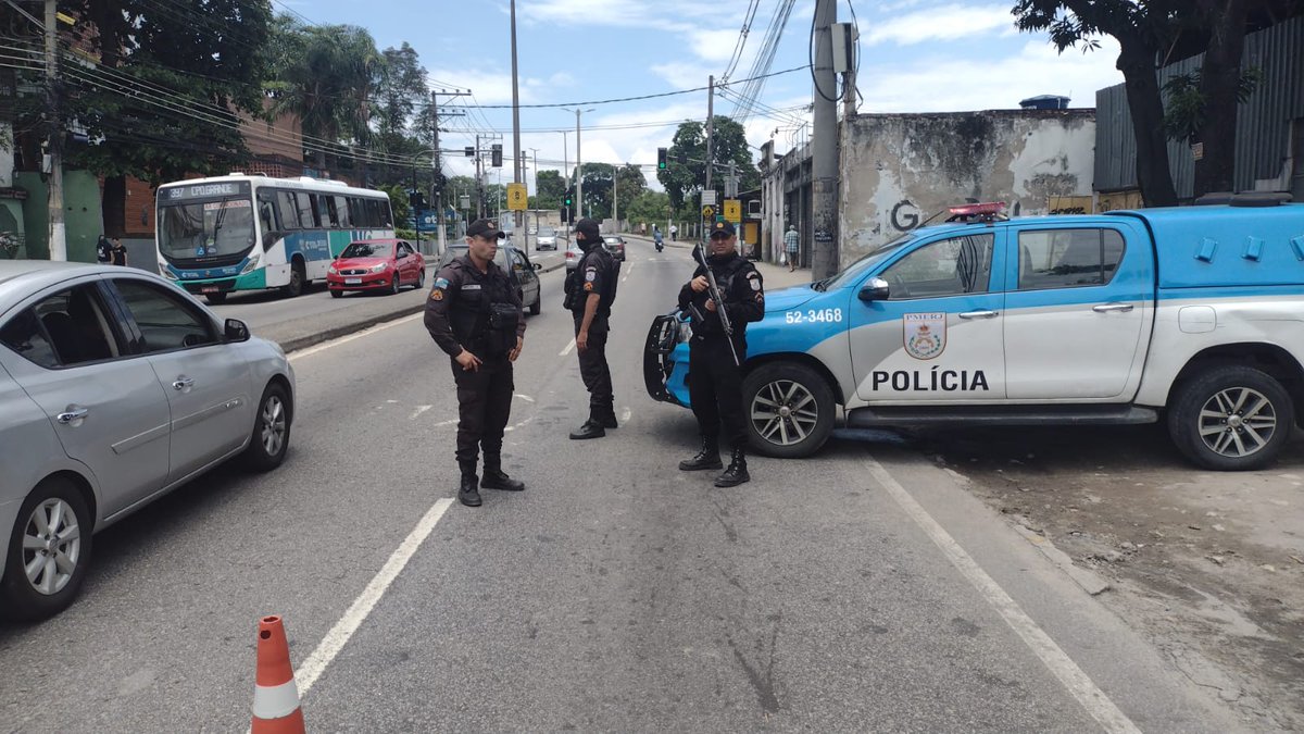 PMERJ's tweet photo. Policiais do #40BPM estão posicionados na Av. Santa Cruz, altura de #Santíssimo, em frente à #ETERJ Escola Técnica do #RiodeJaneiro. 

#PMERJ
#ServireProteger
#PoliciamentoOstensivo https://t.co/Wf9WD6Nmgv