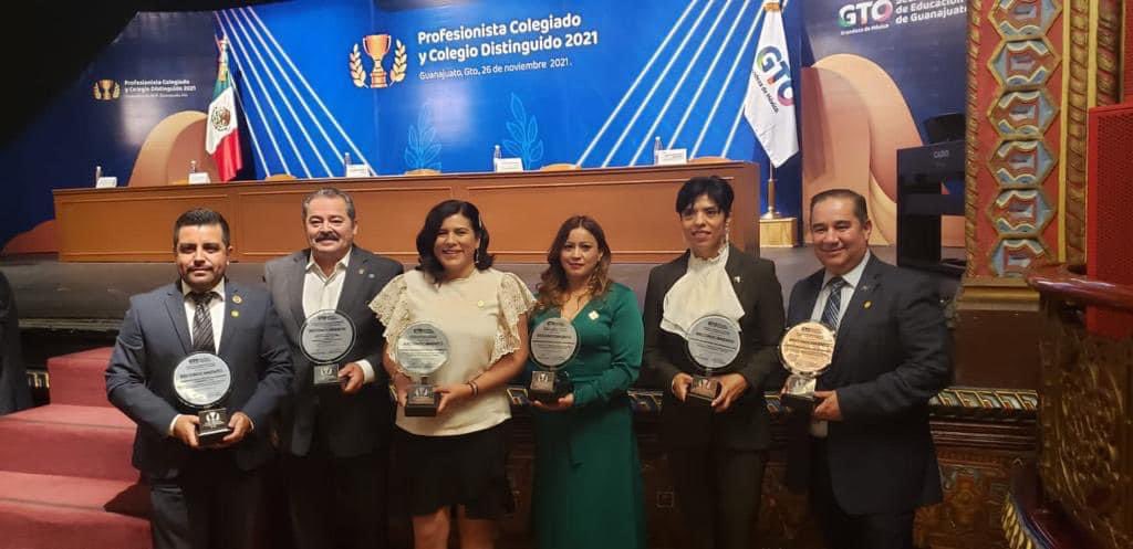 oficial_CAG's tweet photo. El Viernes 26 de Noviembre, la Secretaría de Educación de Guanajuato premió al Colegio Distinguido y Profesionista Distinguido. El CAG recibió ambos reconocimientos, siendo nuestro miembro de número y amigo el Arq. Fabian Santibañez Rodríguez reconocido con este nombramiento https://t.co/3OCUuJq6vz
