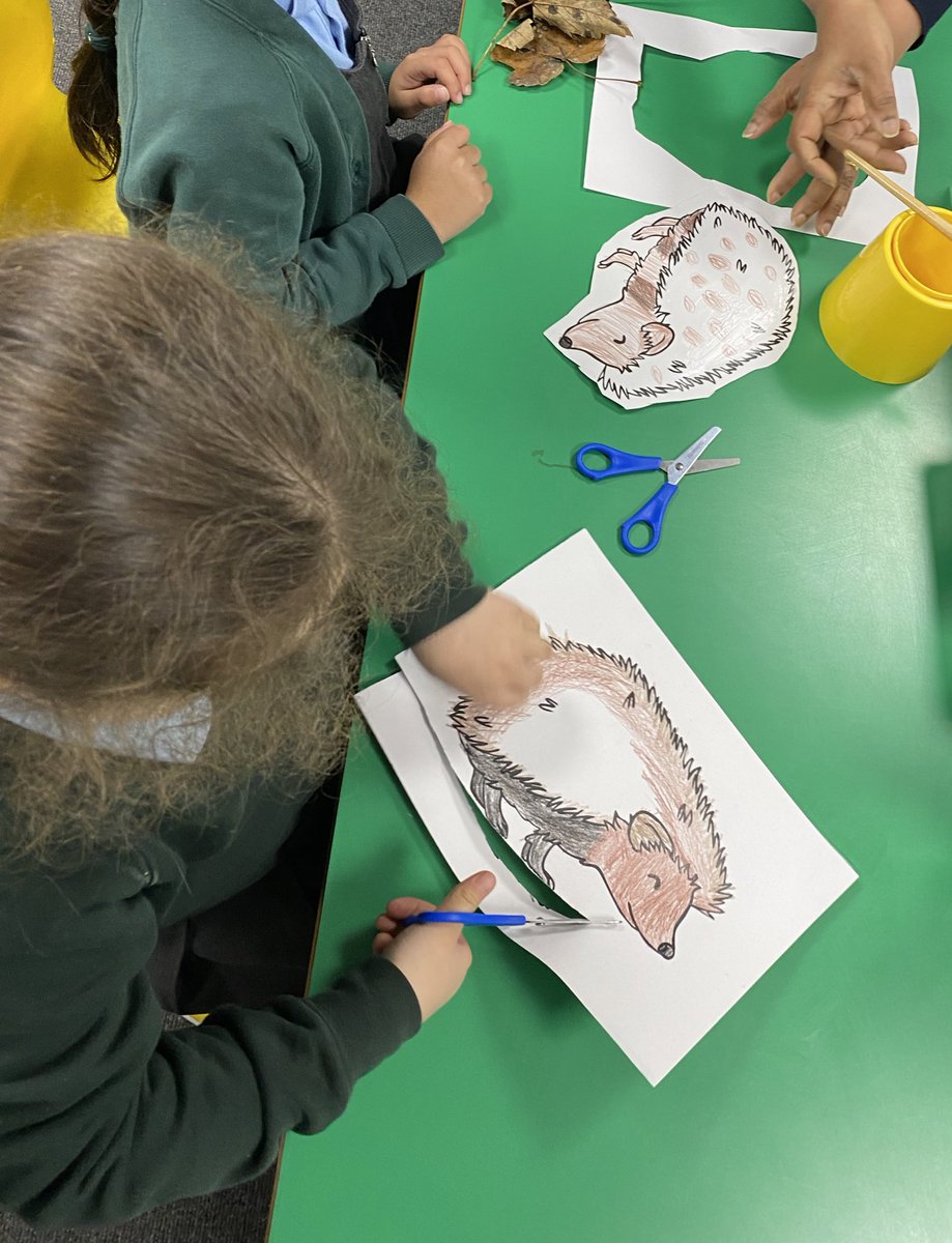 The children have been busy creating this week and have produced some wonderful art. On Wednesday we went for a walk, collected some autumn leaves and used them to create pictures of our local wildlife 🦔🐿
