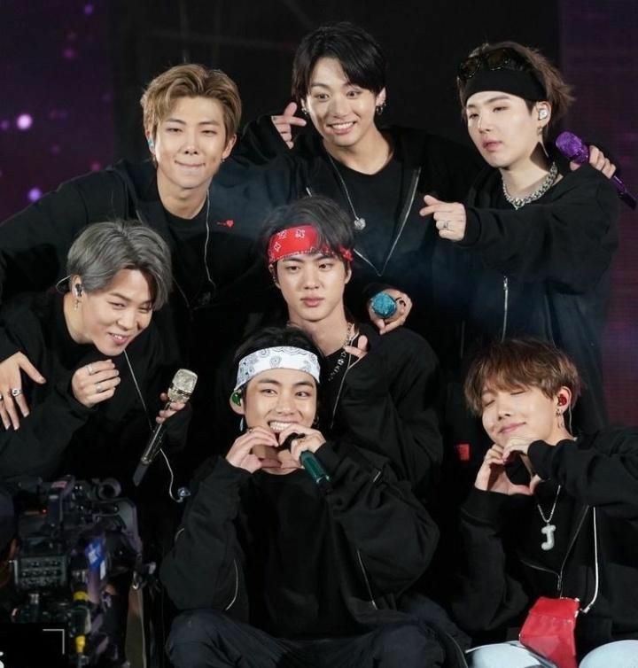 Участники группы бтс гиф. Группа бтс корея. Кейпоперы. Группа бтс и их имена. Скажи bts.