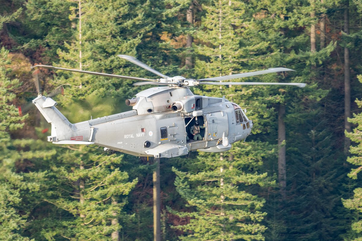 Great to see 
@royalnavy
 Merlin ZH826 based 
@RNASCuldrose
 of @824nas flying over Thirlmere on Thursday

@DartmouthBRNC
 @faaoa
 @DartHarbour
 @CaptainRReadwin
 @CaptJol @824squadron 
@HMSQNLZ