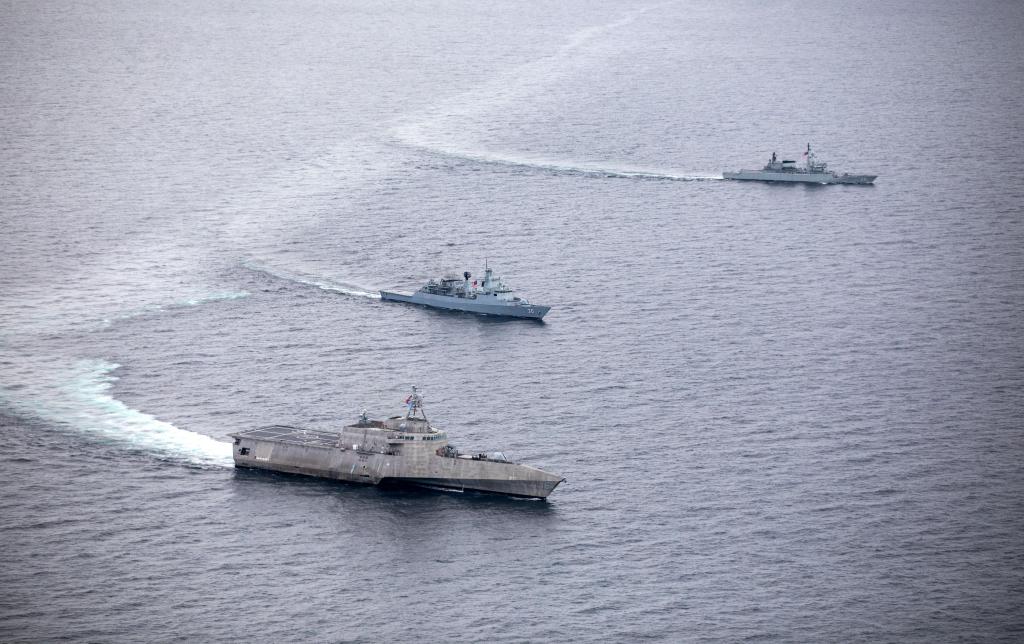 defence_asia's tweet photo. Kapal LCS Tentera Laut Amerika Syarikat USS Tulsa (LCS-16) dan kapal-kapal TLDM,  KD Lekiu dan KD Lekir semasa Maritime Training Activity Malaysia 2021 di Selat Melaka semalam. 
📸@DVIDSHub https://t.co/2npCJD1UX7