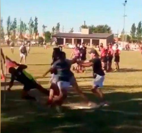 rosarionet's tweet photo. Brutal trompada de un rugbier a un árbitro en Rosario https://t.co/qOyltByJ6l https://t.co/azg96Jpesb