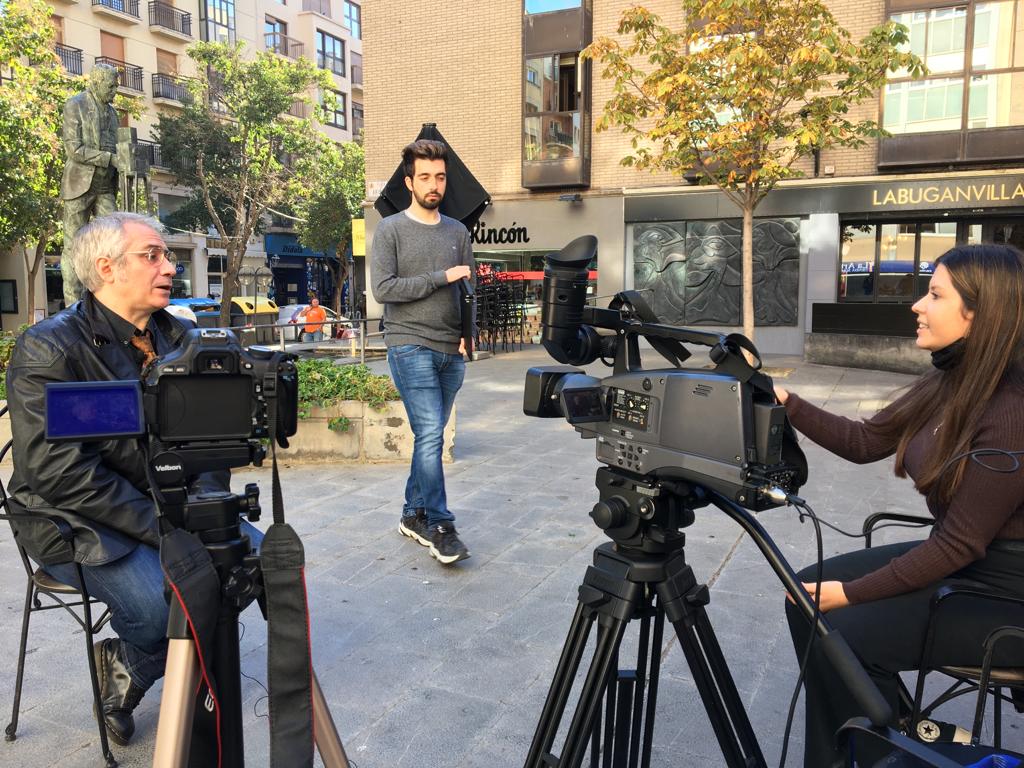 lusagon_'s tweet photo. La semana pasada empezamos con las grabaciones de nuestro reportaje sobre la industria del cine. Tuvimos la oportunidad de entrevistar a Carlos Gurpegui. Mejor no nos pudo tratar. #ProyCom
@nereamonte_, @Eduramcar8, Juan y Marcos. https://t.co/UUhu5xBEe3