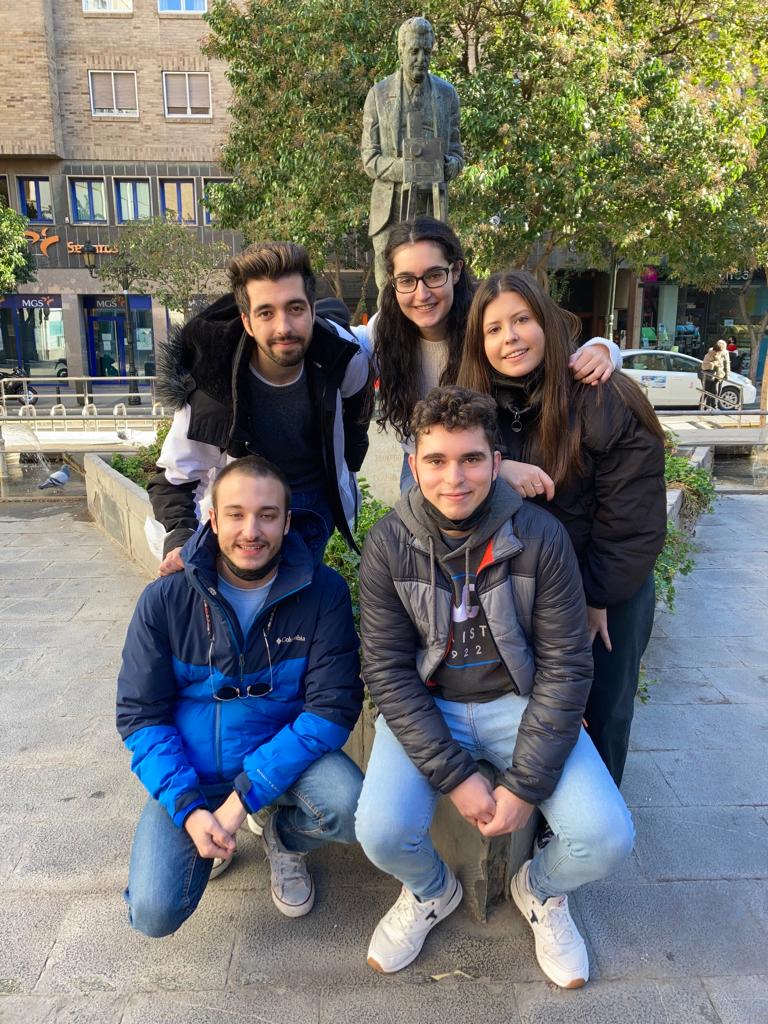 lusagon_'s tweet photo. La semana pasada empezamos con las grabaciones de nuestro reportaje sobre la industria del cine. Tuvimos la oportunidad de entrevistar a Carlos Gurpegui. Mejor no nos pudo tratar. #ProyCom
@nereamonte_, @Eduramcar8, Juan y Marcos. https://t.co/UUhu5xBEe3