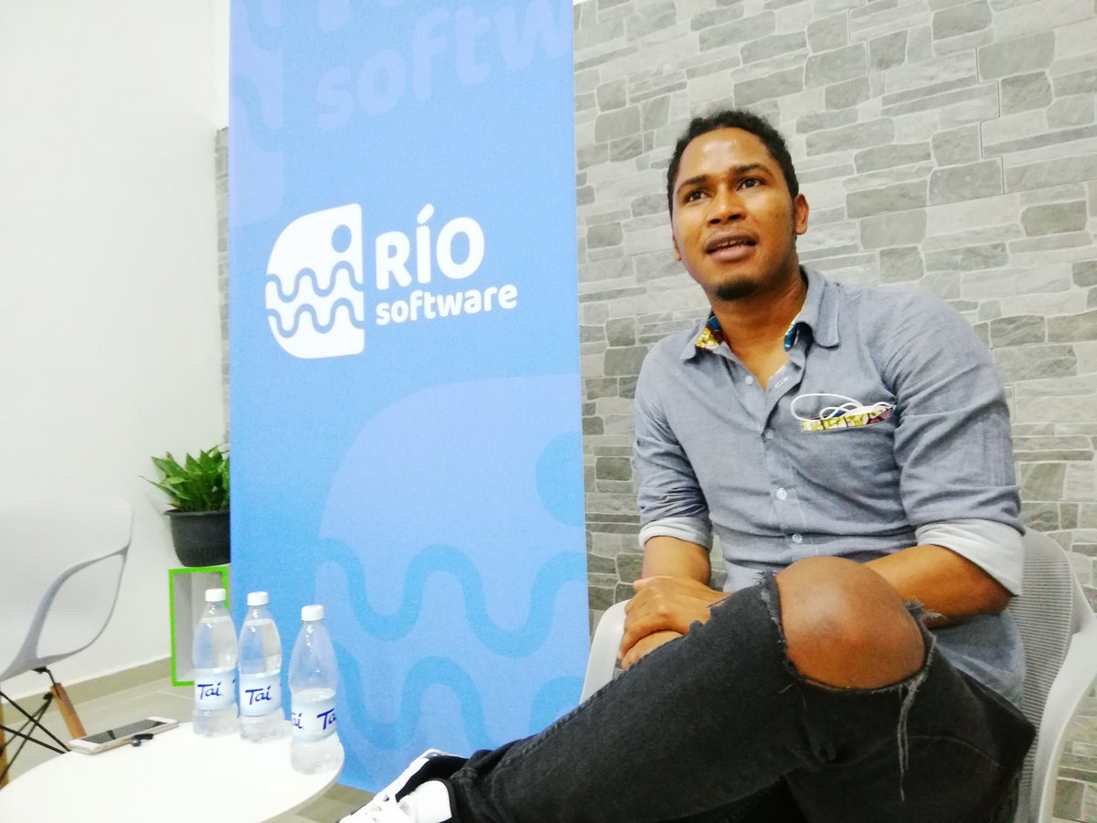 #RíoSoftware 
"Jóvenes, son nuestras acciones lo que definen a nuestro departamento, no la de los políticos, demosla toda por el Chocó 🇬🇦", fueron las palabras de <a href="/xfry/">Fredy E</a> a las/los futuros desarrolladores de Software de Quibdó.

Con el apoyo de <a href="/ManosVisibles/">Manos Visibles</a>, <a href="/H4ckdo/">Hackdó</a> y HUGE.