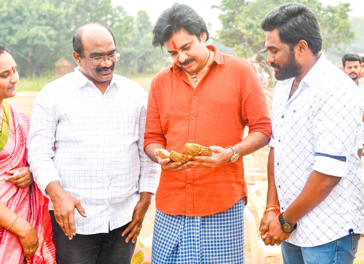 DrSandeepJSP's tweet photo. ఈరోజు నా వివాహ ఆహ్వాన పత్రికను కుటుంబ సమేతంగా నా గురు దైవం జనసేన పార్టీ అధ్యక్షులు శ్రీ @PawanKalyan గారికి ఇచ్చి వారి ఆశీర్వాదం తీసుకోవడం జరిగింది. https://t.co/yNffSmNxn7