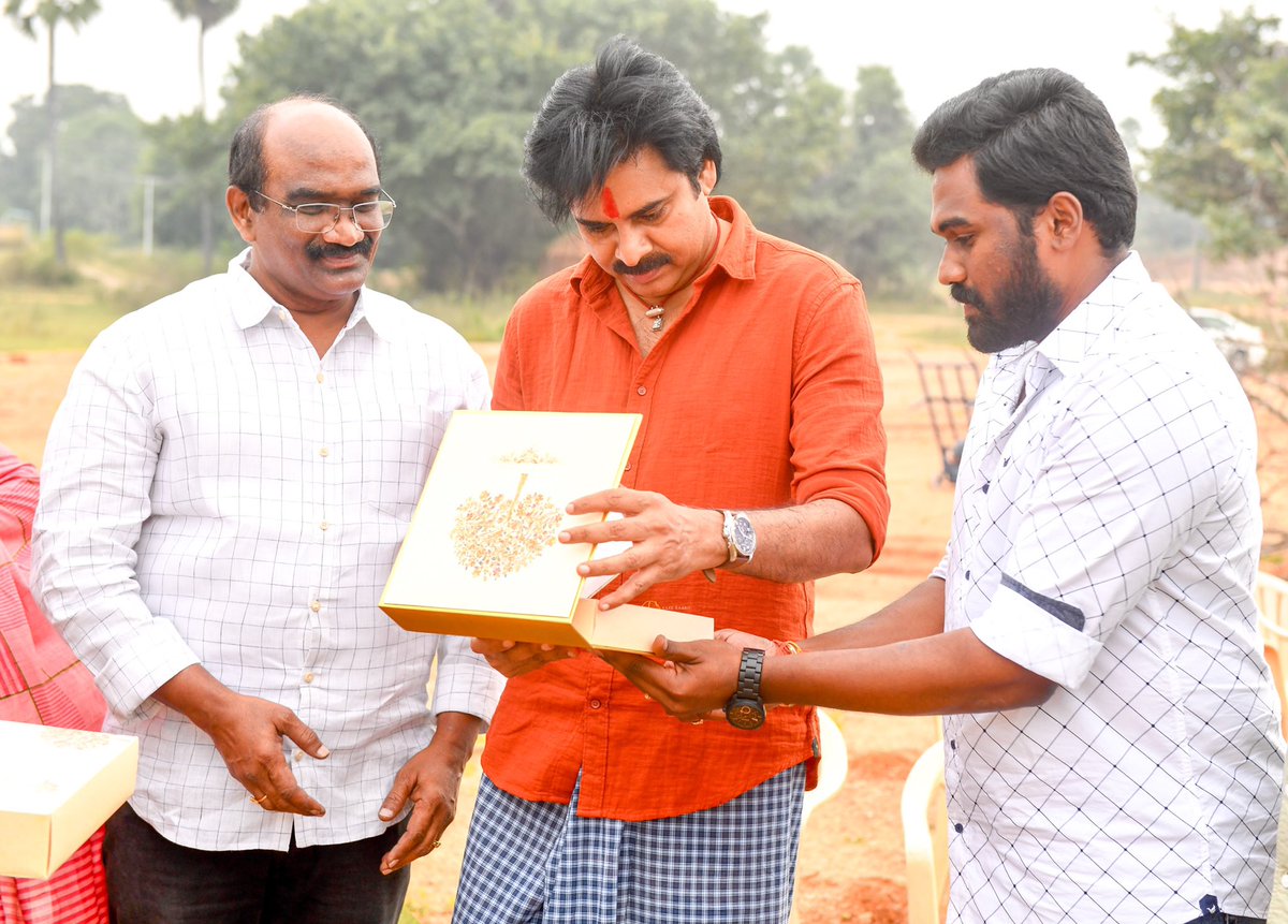 DrSandeepJSP's tweet photo. ఈరోజు నా వివాహ ఆహ్వాన పత్రికను కుటుంబ సమేతంగా నా గురు దైవం జనసేన పార్టీ అధ్యక్షులు శ్రీ @PawanKalyan గారికి ఇచ్చి వారి ఆశీర్వాదం తీసుకోవడం జరిగింది. https://t.co/yNffSmNxn7