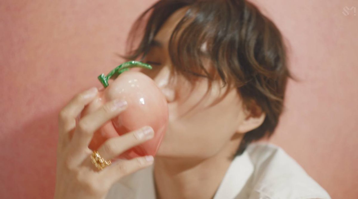 Dandanie_IR's tweet photo. @exo_forme @layzhang @B_hundred_Hyun @weareoneEXO نمیشه بوسمون کنه درس بخونیم؟ 🥲🍑

KAI #KAI
#KaiComebackin1Day
PEACHES MV TEASER
@weareoneEXO @layzhang 
@B_hundred_Hyun https://t.co/FZnExUmdfD