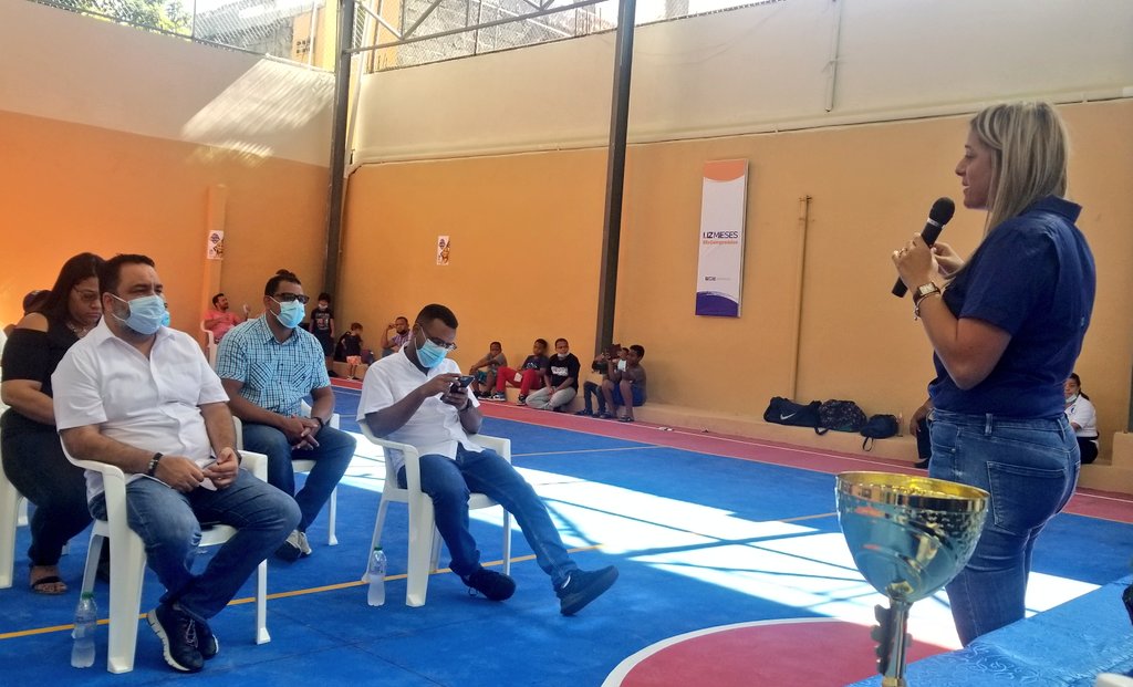 rafaneyte's tweet photo. Si cada regidor de este país hiciera mensualmente lo que hace @lizmieses, seguro que estaríamos en otra posición en este país. Impactando a La Yuca del Naco con un extraordinario torneo de voleibol. #TeamLizMieses #EsCompromiso https://t.co/f4ykm7E145