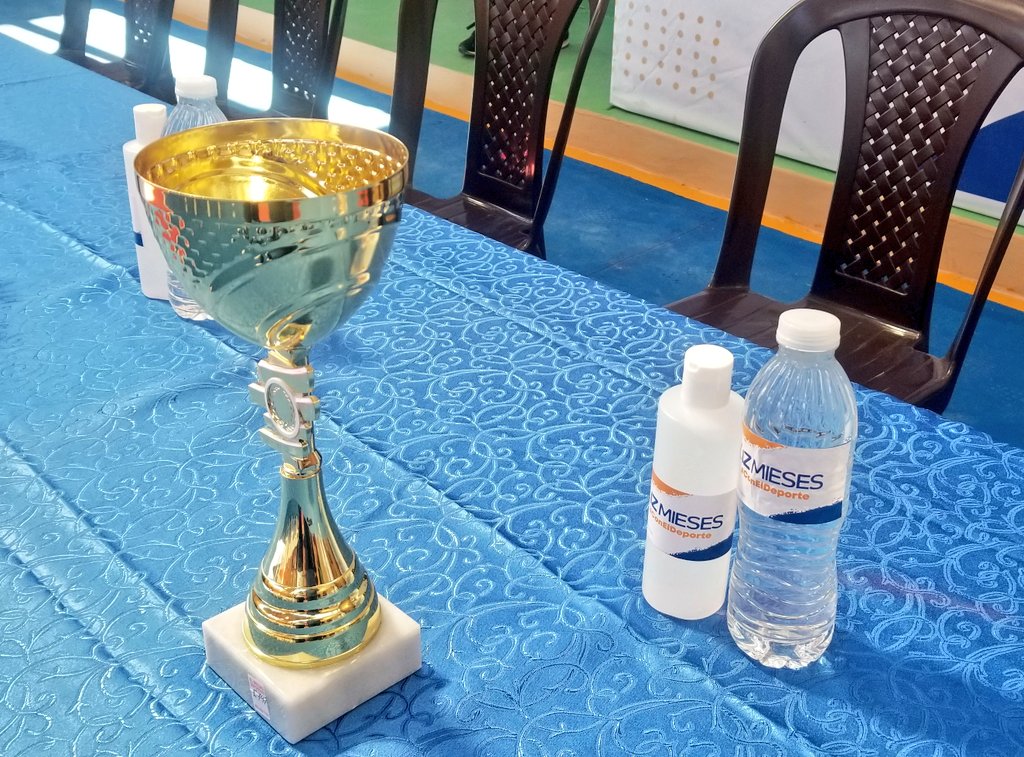 rafaneyte's tweet photo. Si cada regidor de este país hiciera mensualmente lo que hace @lizmieses, seguro que estaríamos en otra posición en este país. Impactando a La Yuca del Naco con un extraordinario torneo de voleibol. #TeamLizMieses #EsCompromiso https://t.co/f4ykm7E145