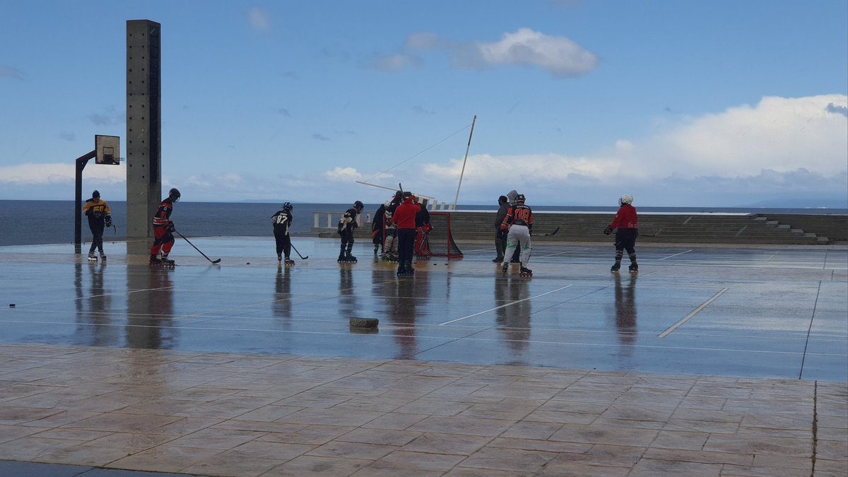 Con lluvia no se puede jugar hockey, en PUQ no hay recintos aptos para desarrollar este deporte, los deportistas necesitan un recinto <a href="/JorgeFlies/">Jorge Flies</a>  @goremagallanes1 <a href="/antoniorispol13/">Antonio Ríspoli</a> <a href="/abradasics/">Antonio Bradasic S.</a>  <a href="/OdetteCallahanB/">Odette Alejandra Callahan Barrientos</a> <a href="/ceciperez1/">Cecilia Pérez Jara</a> <a href="/MindepChile/">Ministerio del Deporte</a> <a href="/MindepDoce/">Mindep Magallanes</a> <a href="/munipuq/">PUNTA ARENAS</a>