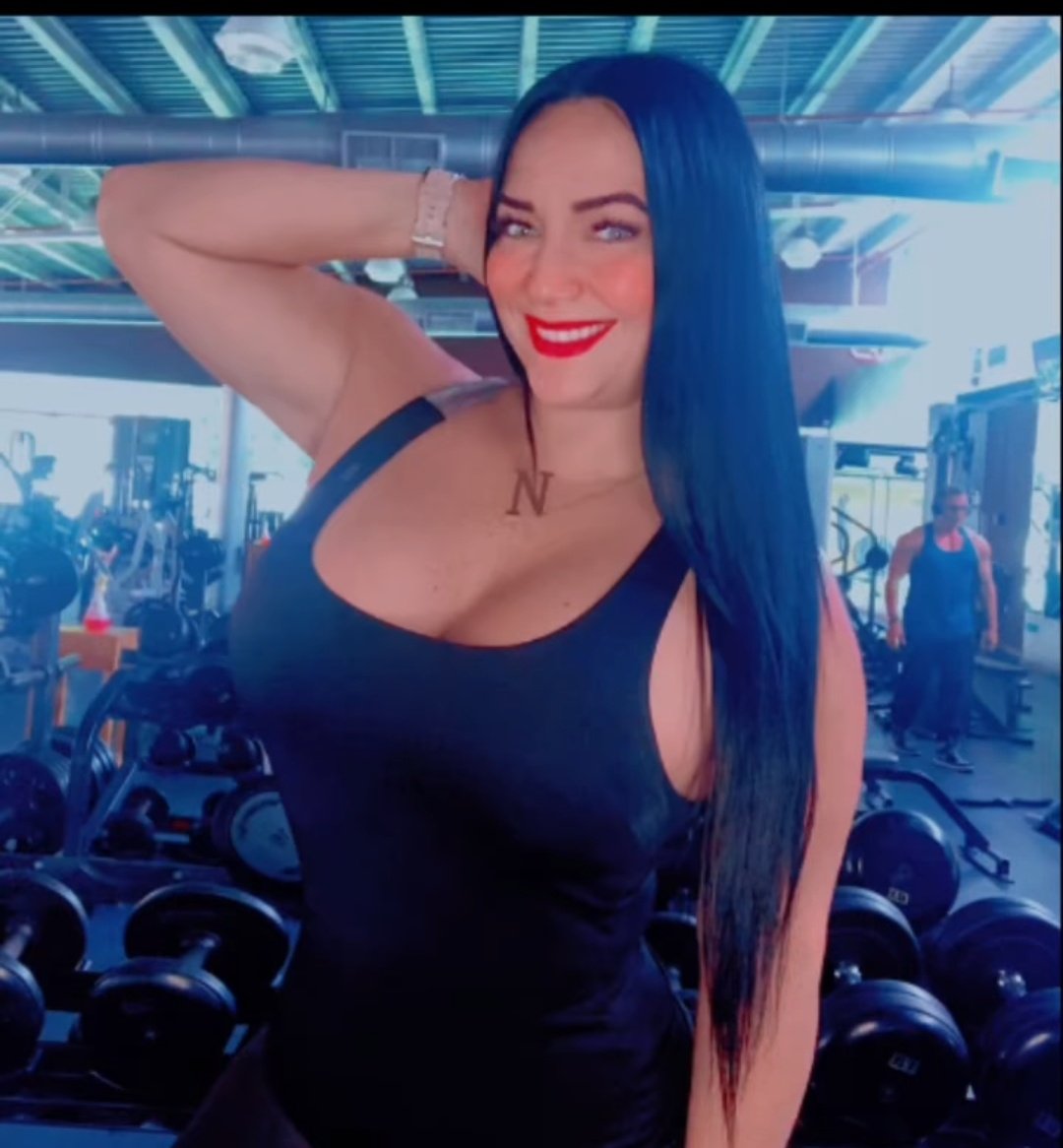 DavidValero_Bns's tweet photo. Recuerdan el álbum "Miss mujerzuela" de @CDCrock la modelo de la portada se llama Norma Mendes y así luce @normamendes https://t.co/RpopgSwaUl