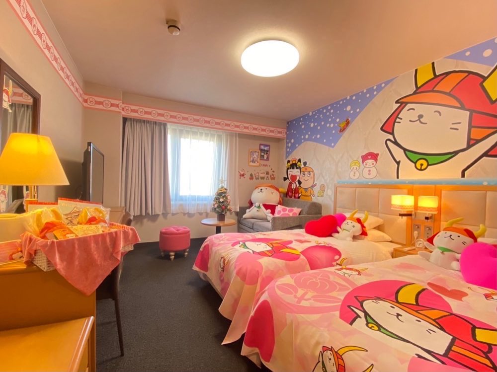 sunroutehotel's tweet photo. ひこにゃんルームにも雪❄️が降ってきました！ひこにゃん達は、雪だるまを作って大喜び♪コンキちゃんは、お山でそり遊びを楽しんでます！
冬バージョンのひこにゃんルームに是非お越しくださいませ☺️💕 https://t.co/NCz9DbzBMY