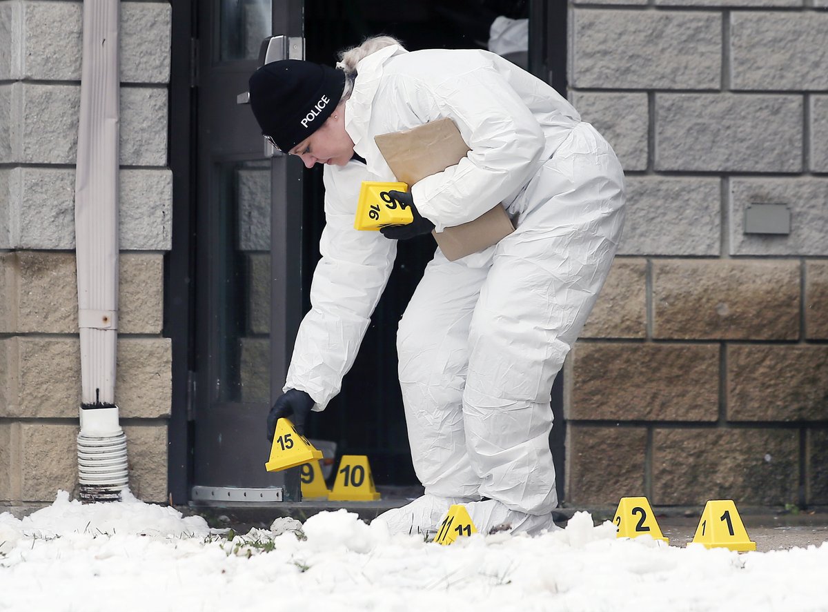 Dan_Janisse's tweet photo. The @WindsorPolice have multiples officers, the forensic unit, detectives at the Lexington Inn &amp; Suites on Division Road. A large area around the hotel has been taped off. Officers on scene will not provide any details on the investigation. https://t.co/ITOyH0lAqp