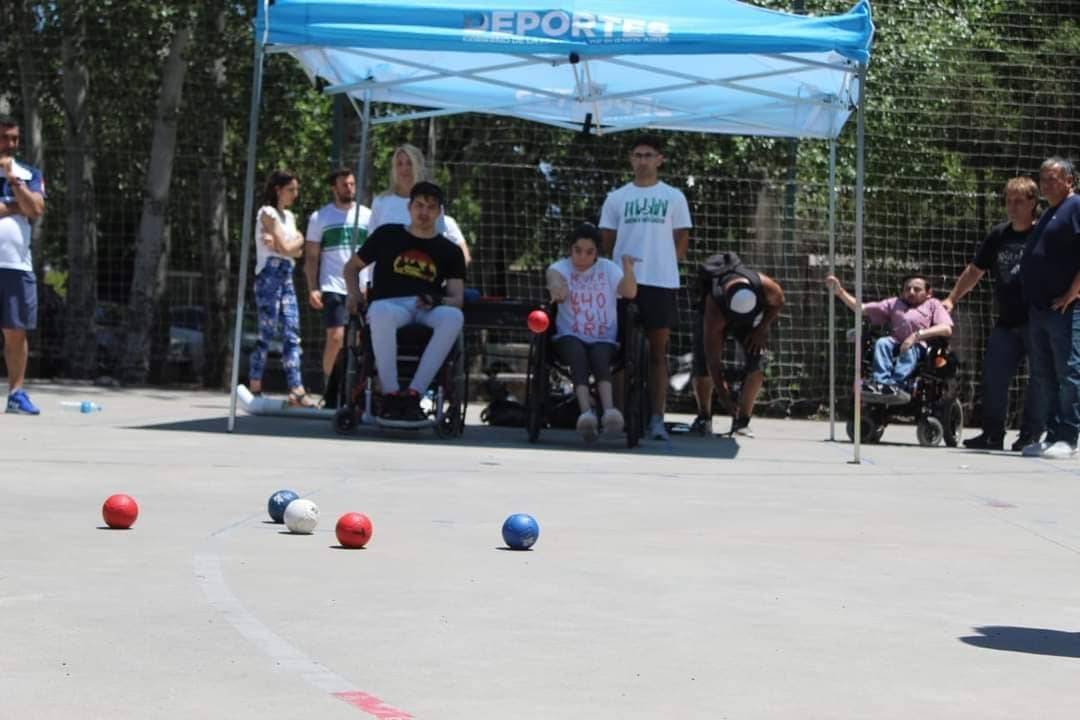 PoliticasPBA's tweet photo. organizadas por la Subsecretaría de Deportes de la Provincia de Buenos Aires @deportesgba.

Durante la jornada se realizaron diferentes actividades deportivas inclusivas, adaptadas y paralímpicas para chicos y chicas con discapacidad.

👇🏼 https://t.co/eZZaOChlaf
