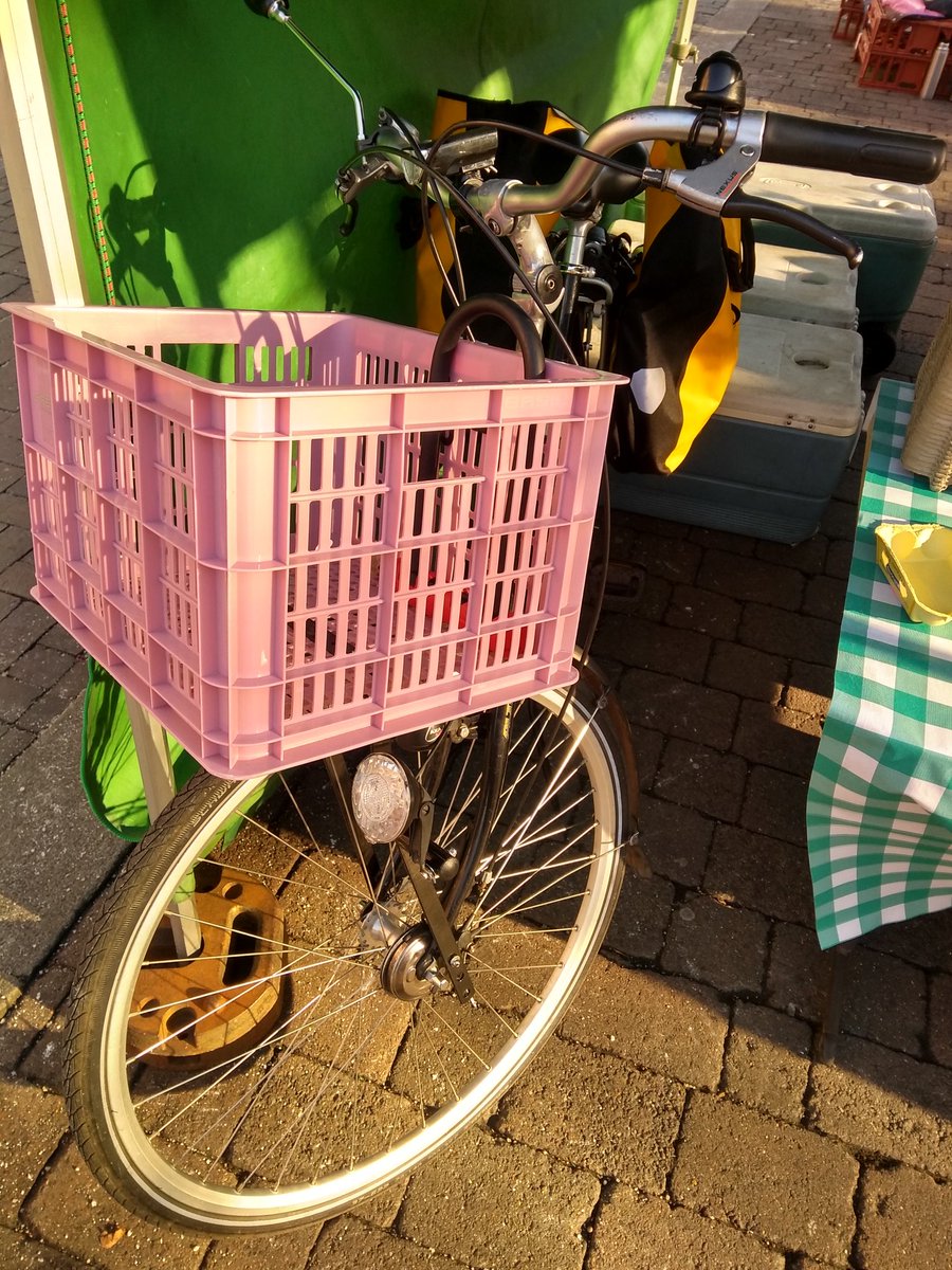 My friend who works at #Walthamstow <a href="/Londonfarmers/">LondonFarmersMarkets</a> market is well chuffed with her new crate and centre stand from <a href="/WstowCycles/">Walthamstow Cycles</a>. #Transportfiets