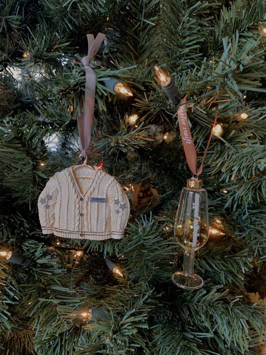 alexpickel's tweet photo. A very Taylor Christmas! @taylornation13 #folklore #champangeproblems https://t.co/fkWl3LAdHY