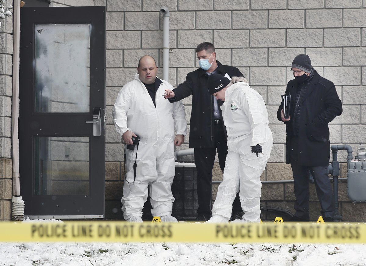 Dan_Janisse's tweet photo. The @WindsorPolice have multiples officers, the forensic unit, detectives at the Lexington Inn &amp; Suites on Division Road. A large area around the hotel has been taped off. Officers on scene will not provide any details on the investigation. https://t.co/ITOyH0lAqp
