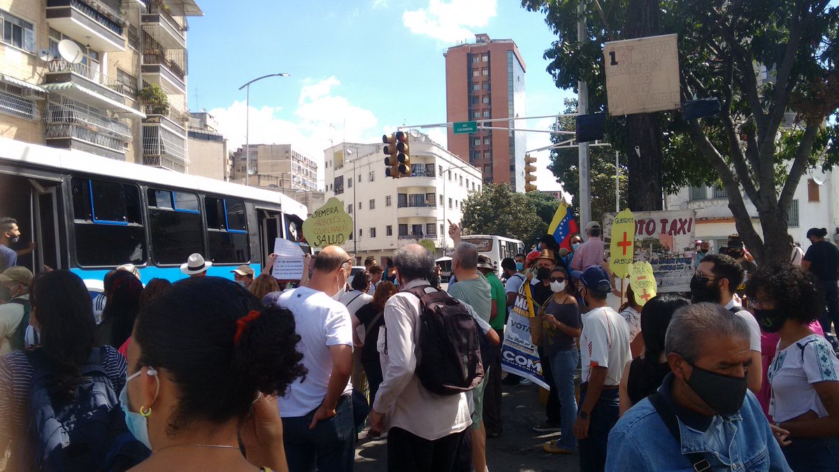 ecorina2's tweet photo. Fue muy buena la caminata en defensa de los árboles desde CC Recreo al Puente de las Mercedes frente a la Escultura que sustituyó a un Mare Mare como explico Cheo Carvajal @caracasapie a los asistentes. El inicio de un movimiento por la recuperación de la Ciudad en 3 municipios. https://t.co/z8KpwFiTlL