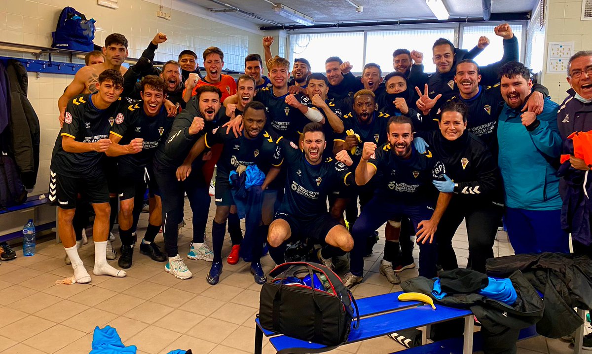 Hace muchas semanas que estos jugadores, este CT, nuestra afición, directiva, trabajadores del club... TODOS merecían esta victoria y no llegaba.

Os la debíamos <a href="/Cmando_Guine/">Comando Guineueta</a> y <a href="/eeguineueta/">EE Guineueta</a>!

Disfrutémosla. Estamos vivos, muy vivos!