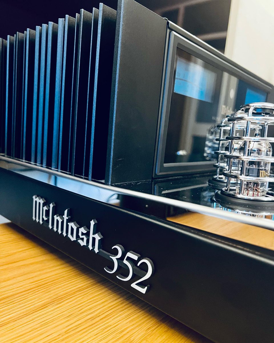 TheSpeakerShack's tweet photo. The McIntosh Labs MA352 Hybrid Amplifier with 200watts of muscle and lots of refinement, love the look of this amplifier #thespeakershack #music4audiophiles #mcintoshlabs #ma352 #tube #solidstate #amplifier #audiophile #quality #audio #highendaudio #highend #music https://t.co/enn8z0LMuF