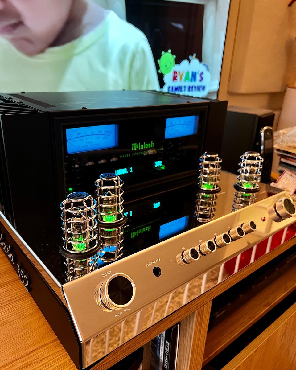 TheSpeakerShack's tweet photo. The McIntosh Labs MA352 Hybrid Amplifier with 200watts of muscle and lots of refinement, love the look of this amplifier #thespeakershack #music4audiophiles #mcintoshlabs #ma352 #tube #solidstate #amplifier #audiophile #quality #audio #highendaudio #highend #music https://t.co/enn8z0LMuF