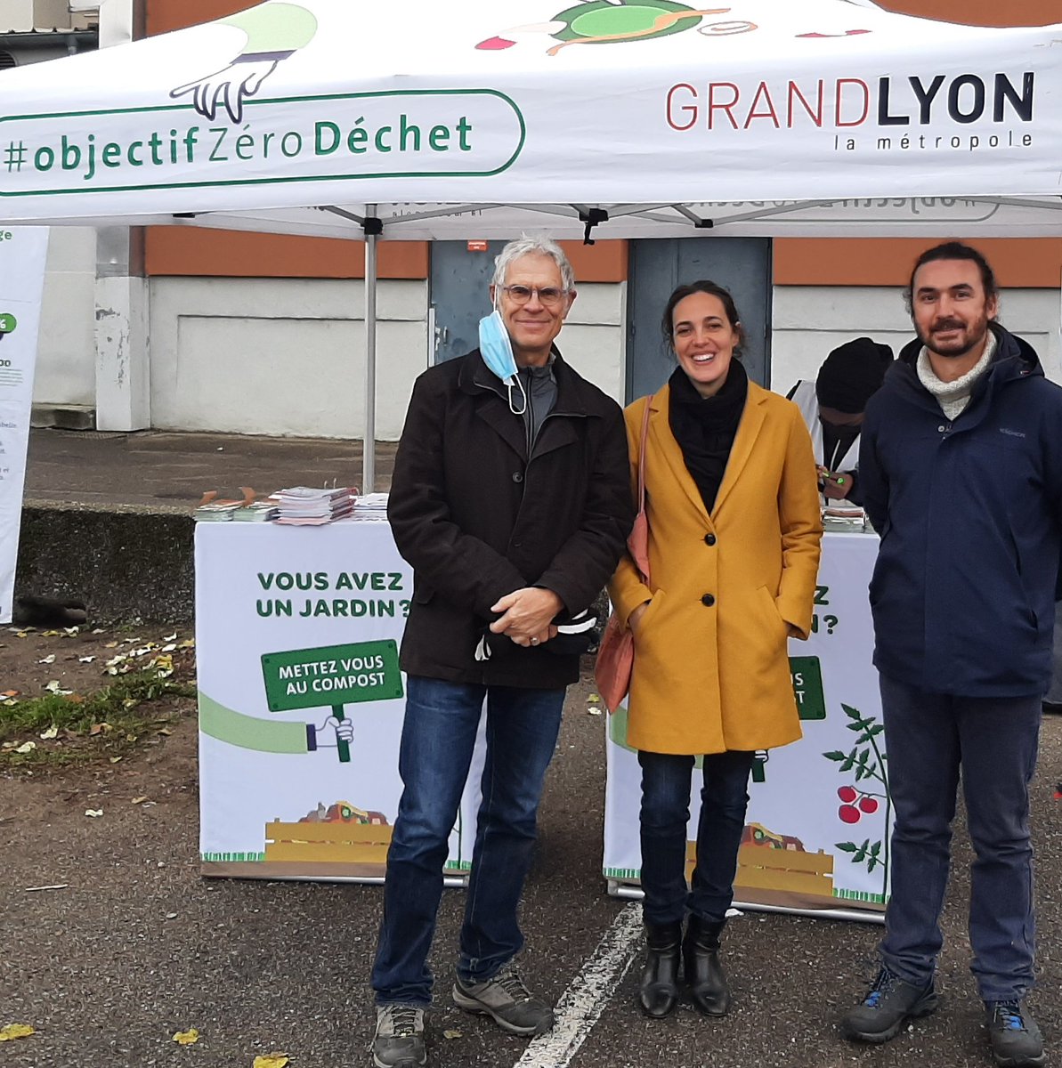 isa_petiot's tweet photo. 👍1 500 composteurs @grandlyon distribués pour cette Semaine de Réduction des Déchets. Merci aux équipes et élus mobilisés ! Notamment à #Villeurbanne avec des fins connaisseurs @jcray69100 😉 https://t.co/GRgKfF5BLM