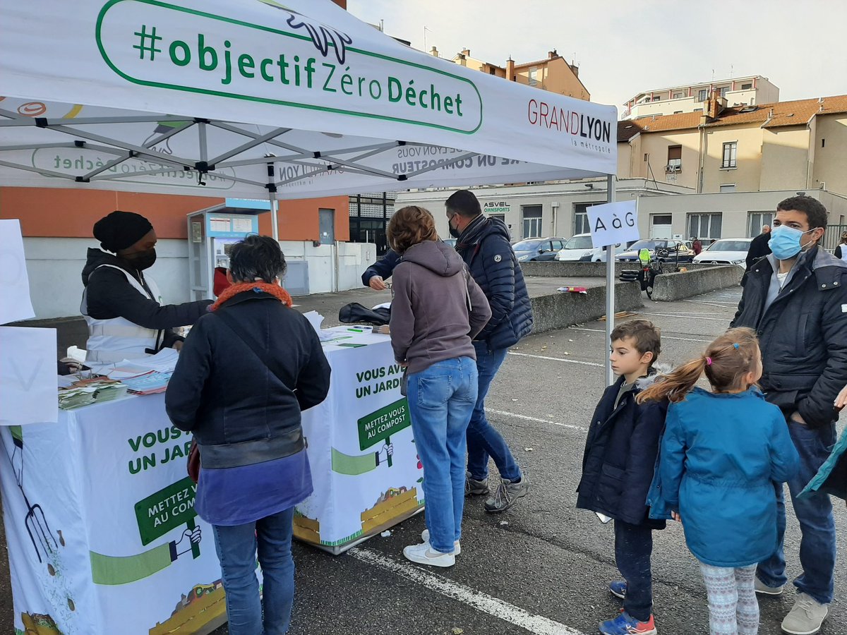 isa_petiot's tweet photo. 👍1 500 composteurs @grandlyon distribués pour cette Semaine de Réduction des Déchets. Merci aux équipes et élus mobilisés ! Notamment à #Villeurbanne avec des fins connaisseurs @jcray69100 😉 https://t.co/GRgKfF5BLM