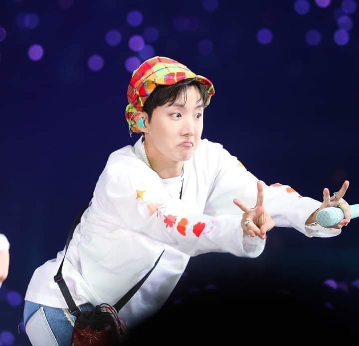 Choco85662232's tweet photo. Oh my baby boo 😍

#JHOPE #BTS #BTSARMY #방탄소년단 #BTSCONCERT @BTS_twt https://t.co/kNe9u8R9fY