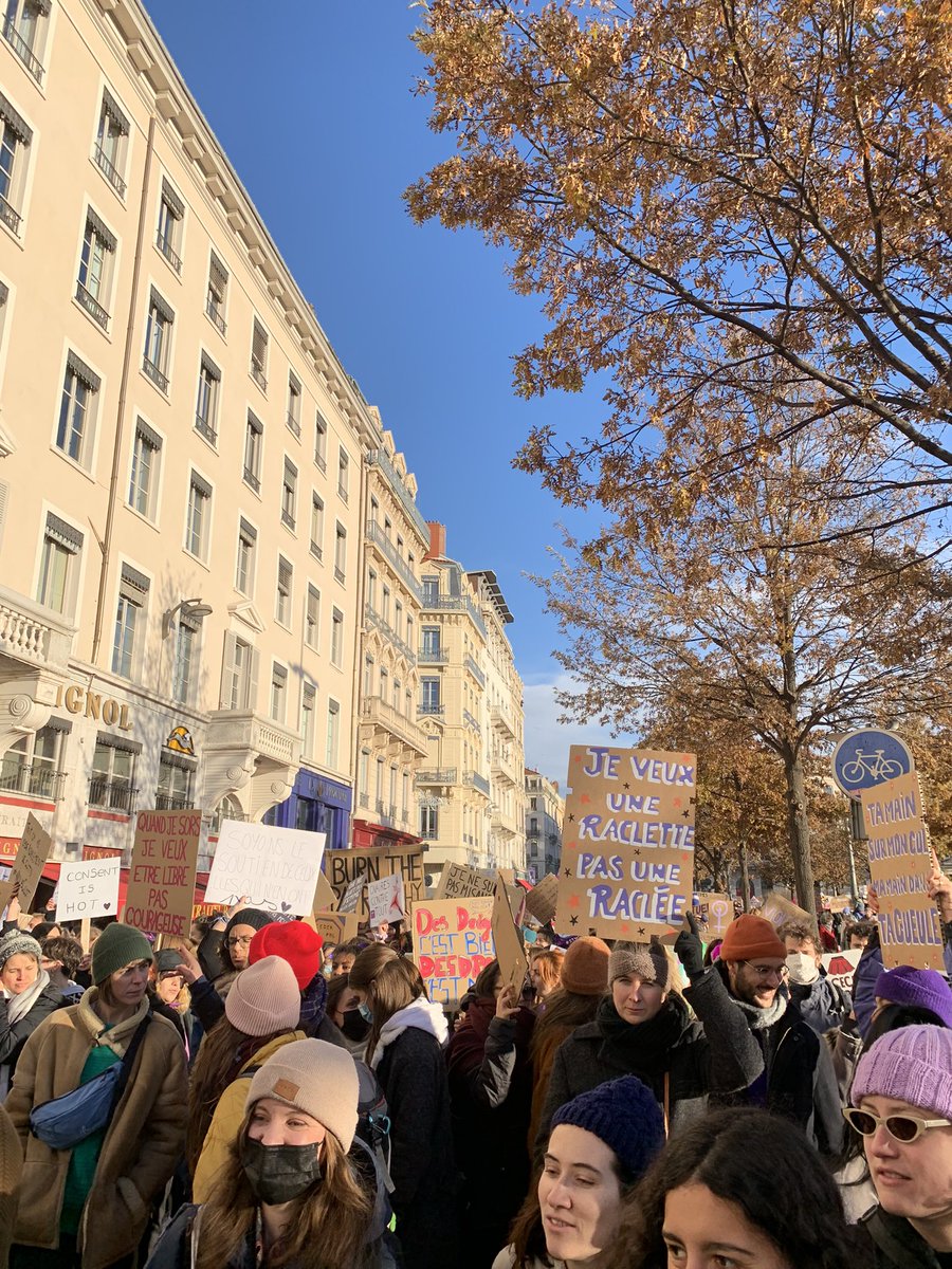 _ucallmemimi's tweet photo. Nous sommes fortes. Nous sommes fières. 
#25novembre #violencesfaitesauxfemmes #NousToutes #MeToo  #StopFeminicides https://t.co/ngstrr2f43