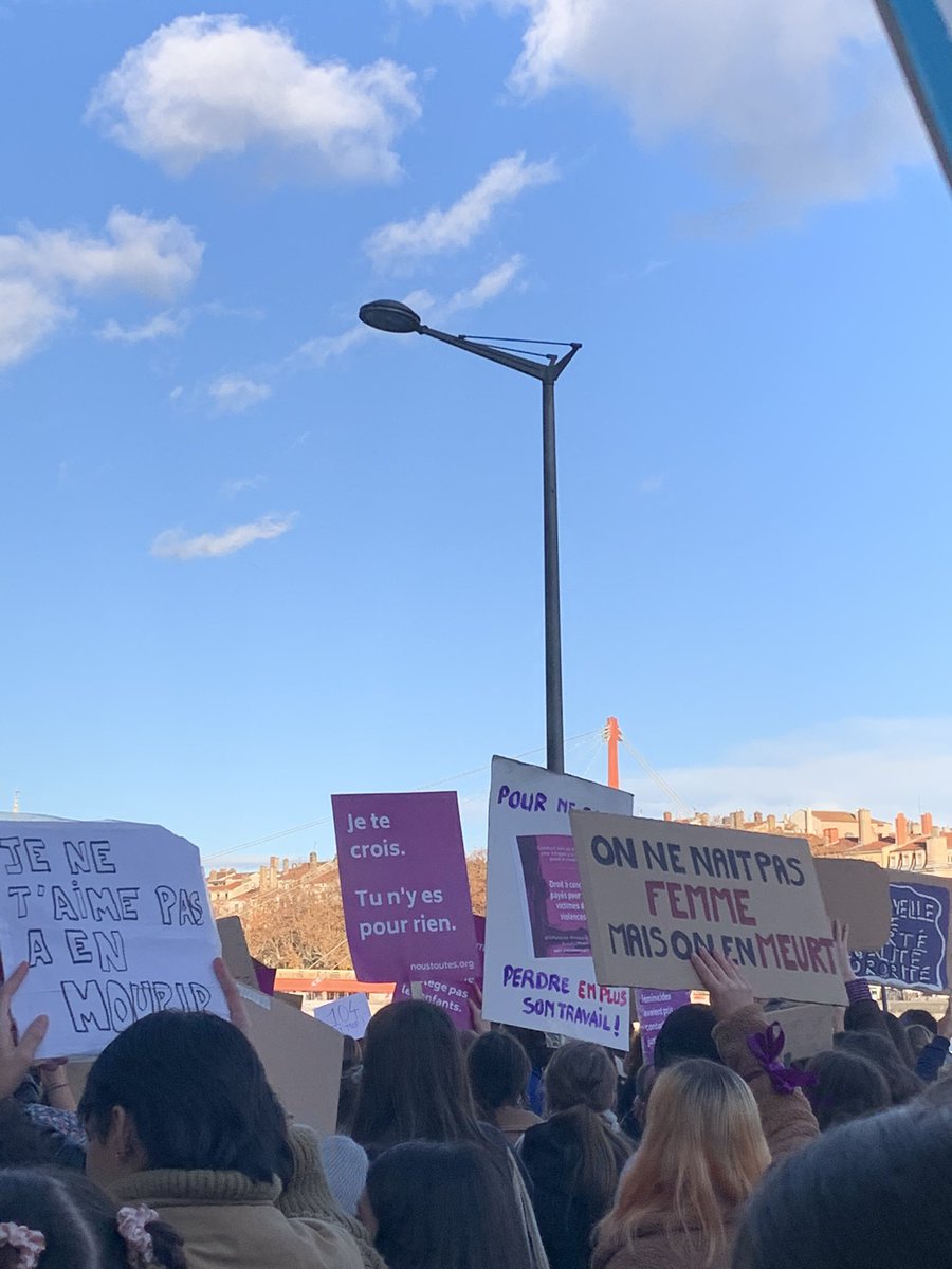 _ucallmemimi's tweet photo. Nous sommes fortes. Nous sommes fières. 
#25novembre #violencesfaitesauxfemmes #NousToutes #MeToo  #StopFeminicides https://t.co/ngstrr2f43