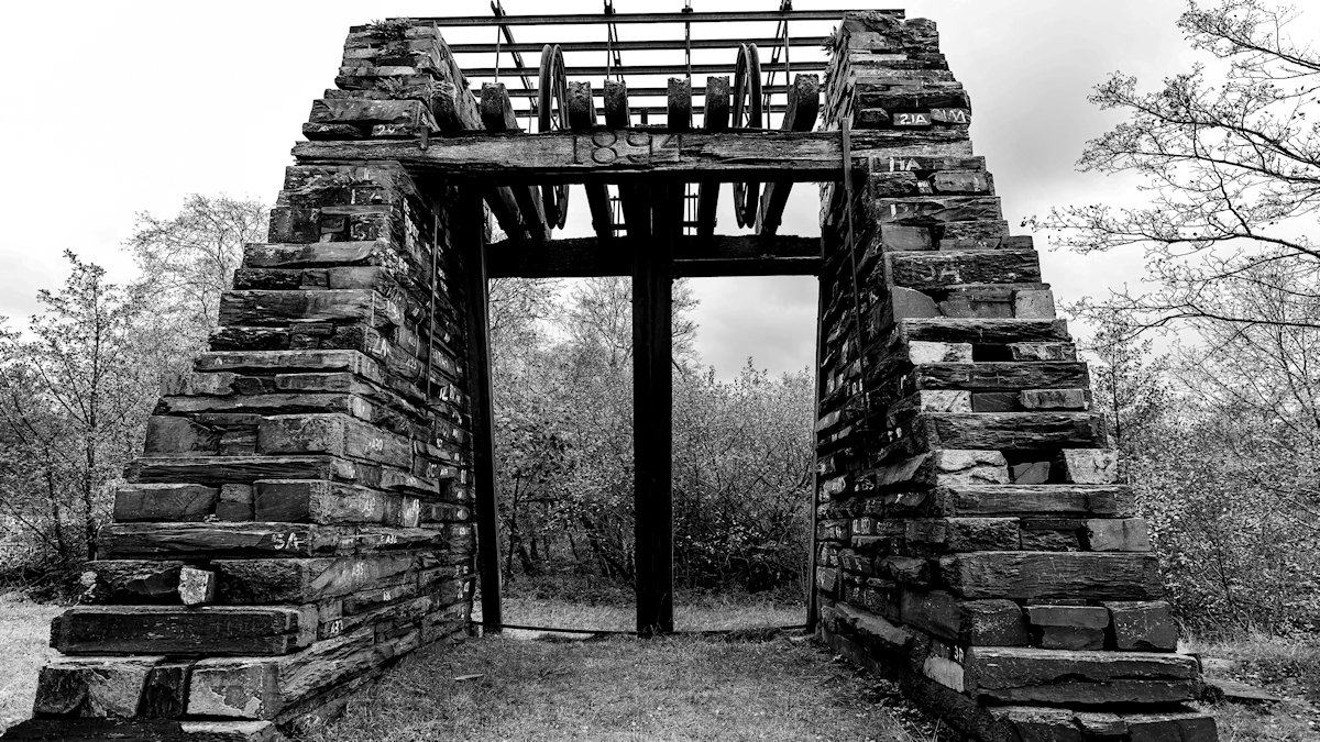 BJRoberts's tweet photo. This magnificent reconstructed industrial slate structure at Llanberis, is testament to our great North Wales heritage. @Ruth_ITV @kelseyredmore @ItsYourWales @northwalescom @AllThingsCymru @OurWelshLife @NWalesSocial #Llanberis #ParcPadarn #WelshSlate #Heritage #November #Wales https://t.co/VjCRGHqJQc