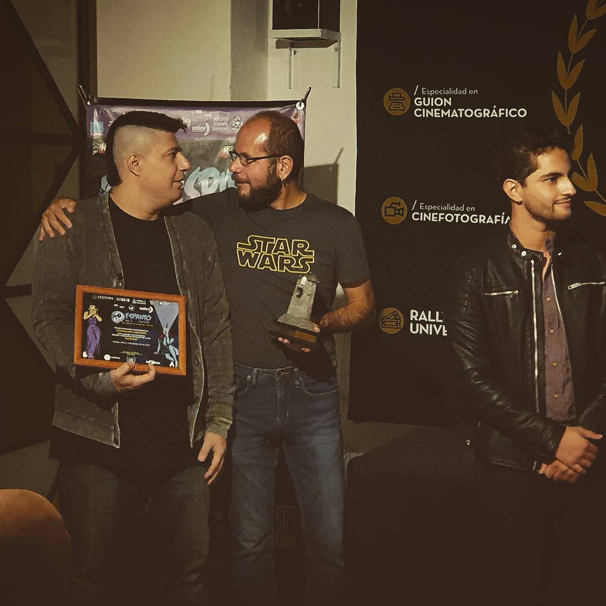 ArturoTay's tweet photo. Sábado 27 de noviembre 2021.
Entrega de reconocimientos y galardónes del @EspantoFilm Vol. 2 &amp; 3.
Mejor Largometraje Mexicano para EXPIRA de @leopoldolaborde 🎉

#QueridoDiario #movienews #feliz  #movienight @robertotrujillo @enrique_arrizon @AlineMarrero @facultaddecine https://t.co/DJYAN19tC8