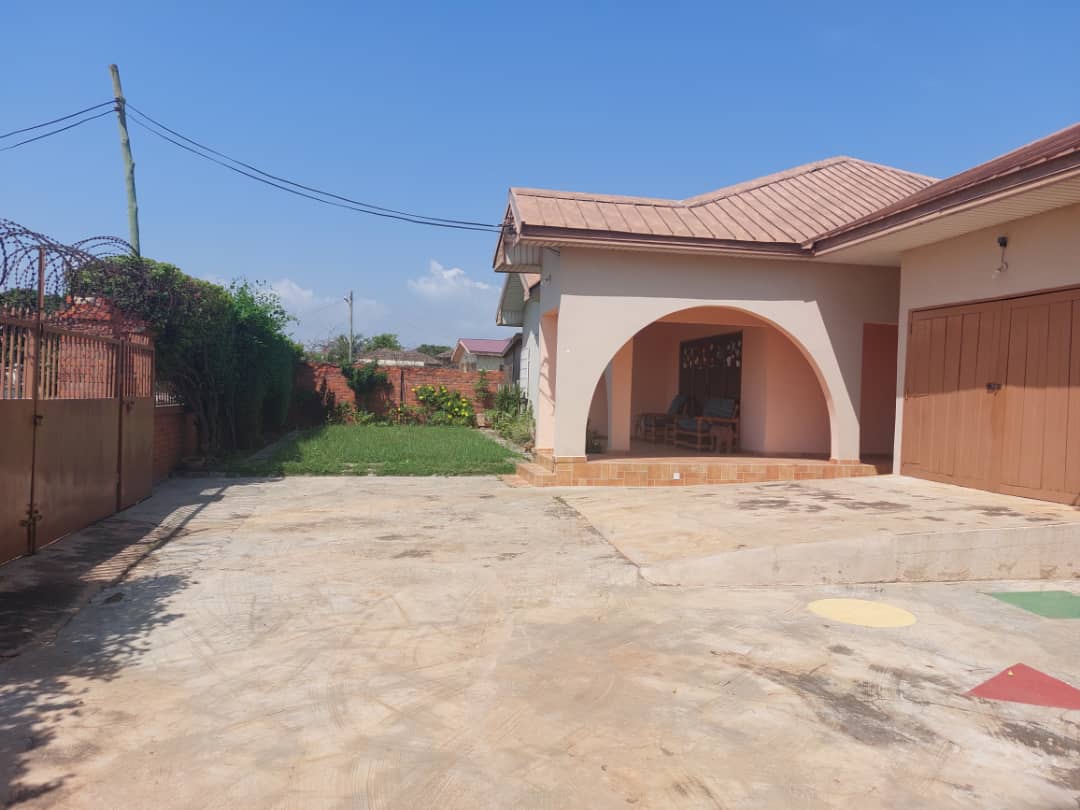 Properties7G's tweet photo. 4 Bedrooms House🏡 For Sale At Tema Community 22
GHC1,045,500
💫Highlights💫 
🔺Red bricks fencing with barb wires
🔺garage
🔺in-house kids playgrounds👫🏼
🔺burglar proofed 
🔺Close to social Amenities like Tema International School📚, Police Station👮🏽, Commercial Facilities 🏬, https://t.co/hVQwX7mLwF