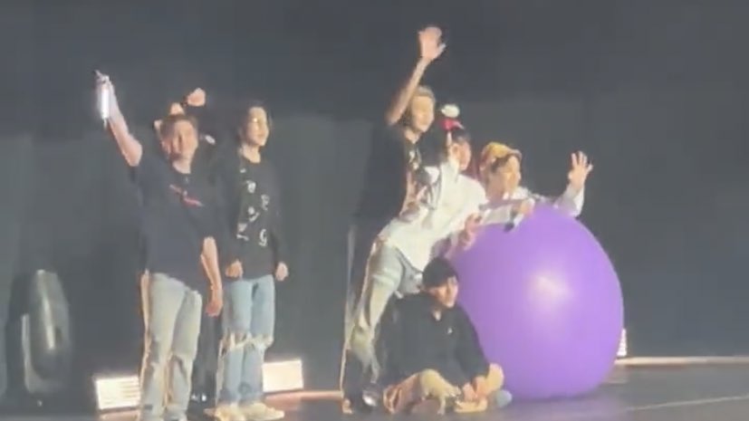 UniversBTS_'s tweet photo. 📷 Os meninos continuaram se abaixando para continuar vendo os armys 😭💜

🦊 @BTS_twt #PTD_ON_STAGE_LA https://t.co/Jsr9oCJXlZ