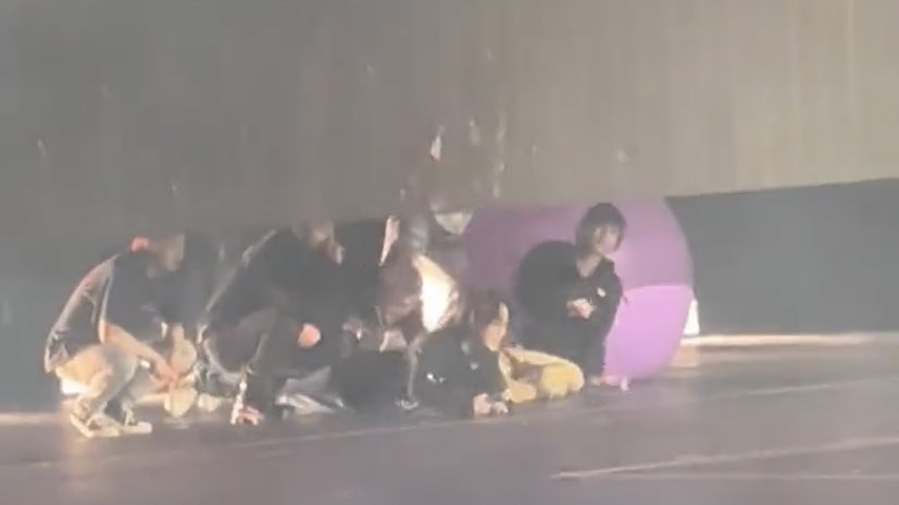 UniversBTS_'s tweet photo. 📷 Os meninos continuaram se abaixando para continuar vendo os armys 😭💜

🦊 @BTS_twt #PTD_ON_STAGE_LA https://t.co/Jsr9oCJXlZ