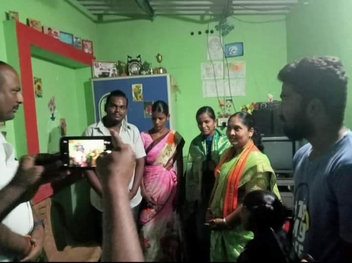 CbeNorthMedia's tweet photo. அன்னூர் அரசு மேல்நிலை பள்ளியில் படித்து நீட் தேர்வில் வெற்றி பெற்ற வருக்கால டாக்டர்  ஏழை தொழிலாளின் மகள் நளினி பிரியா என்ற மாணவியை நேரில் சந்தித்து வாழ்திய கோவை வடக்கு மாவட்ட தலைவர் @SangeethaBjp அவர்கள் மற்றும் ஒன்றிய கவுன்சிலர் @ApJayabal அவர்கள்

@annamalai_k @BJP4TamilNadu https://t.co/YtTMJiF1NV