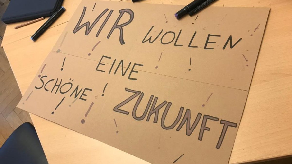 total_Wert's tweet photo. In dieser Woche haben wir uns mit den umweltbezogenen Zielen der #Agenda2030 beschäftigt.  Wir haben auch darüber gesprochen, wie wir den Klimawandel retten können.
#GerhardRohlfsOberschule 
#TotalDigital #InstitutoCervantesBremen
#DeutscherBibliotheksverbandeV https://t.co/1LARNCcsLD