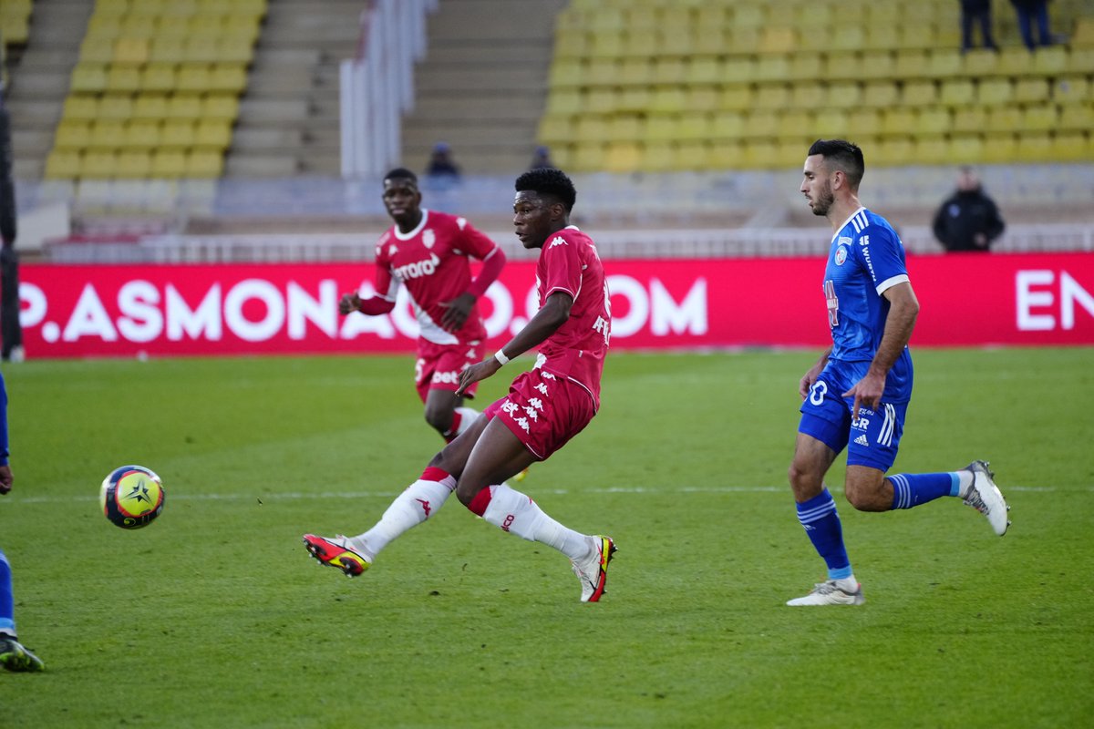 страсбург футбол. диоп футболист монако 2020. монако страсбур 2 апреля. монако футбол. страсбур монако матч.