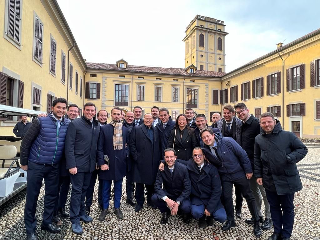 fi_giovani's tweet photo. Oggi abbiamo incontrato il nostro Presidente Silvio @Berlusconi con il quale abbiamo condiviso una bellissima giornata a Villa Gernetto, sede dell’Università della Libertà https://t.co/wvYqV1p5b1