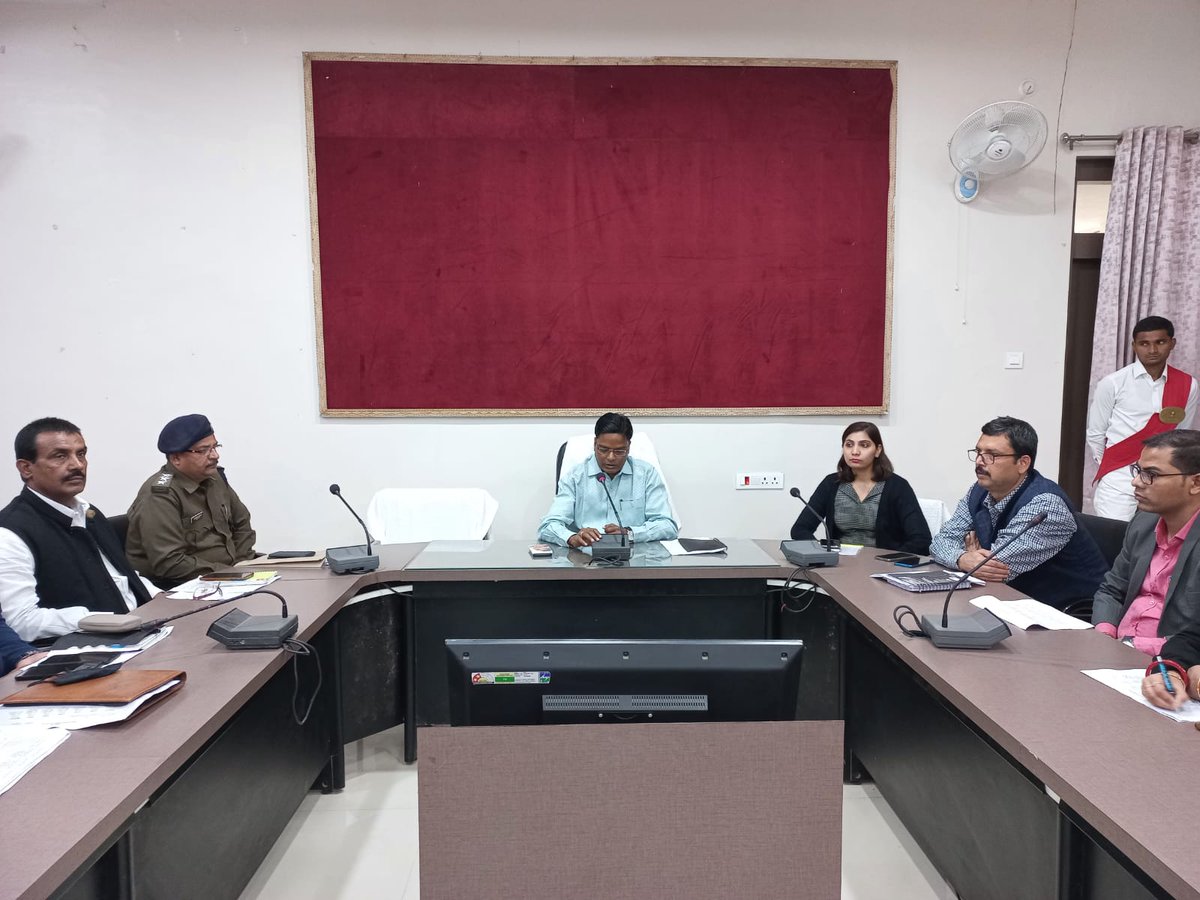 SaharsaDm's tweet photo. आज विकास भवन सभागार में पंचायत आम निर्वाचन के संदर्भ में DEO(P)-CUM-DM श्री कौशल कुमार के द्वारा नवम चरण के तहत महिषी प्रखंड में होने वाली पंचायत चुनाव को स्वच्छ एव शांतिपूर्ण मतदान सम्पन्न कराने हेतु Super Zonal,Sub-Zonal, Cluster &amp; Sector Magistrate को संयुक्त ब्रीफिंग की गई | https://t.co/K53NUx7JPj
