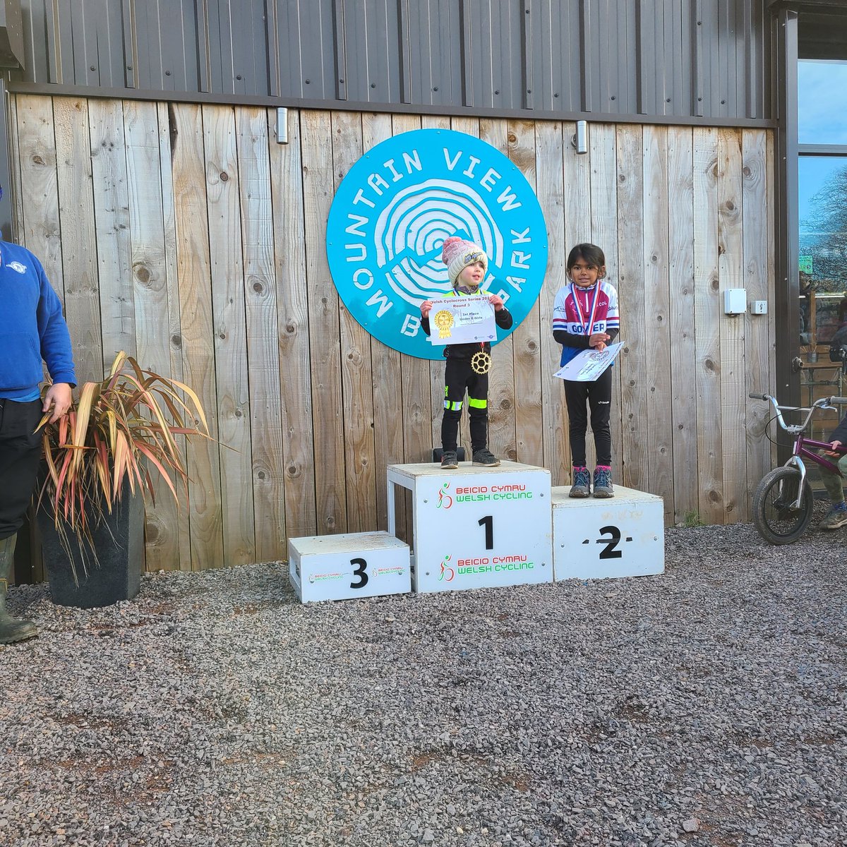 Another win for little Daisy today at cyclo-cross in the U6 category! #win #cycling #cyclocross #age4 https://t.co/ljHj88MSUr.