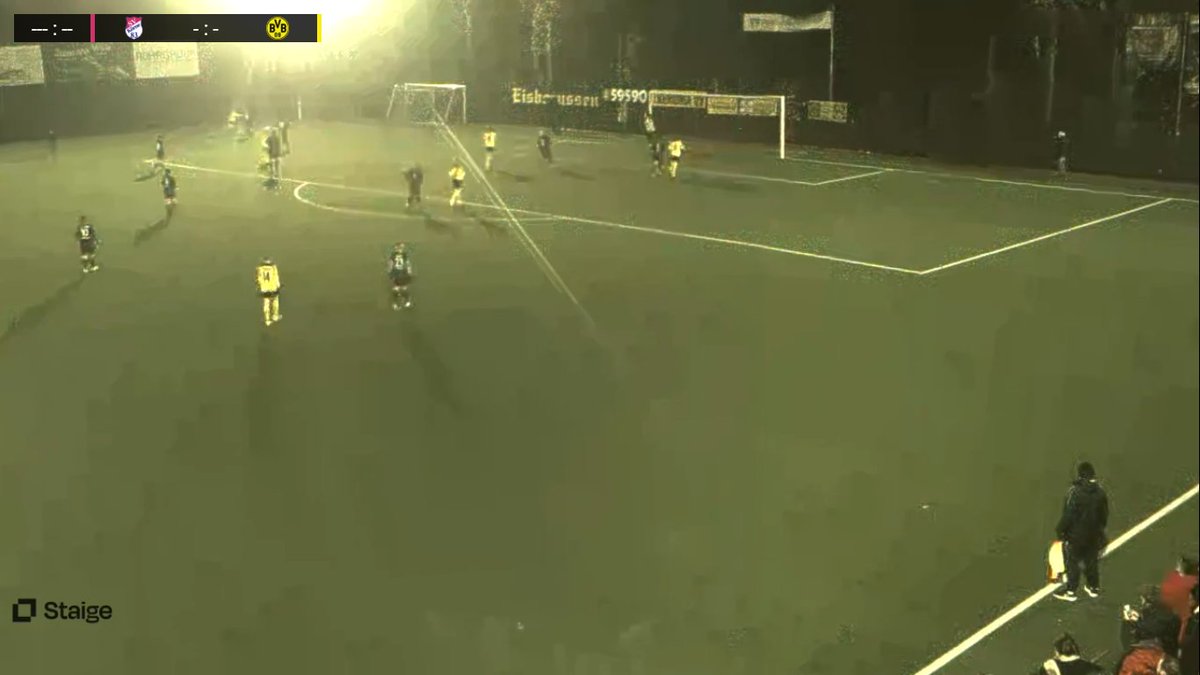 El stream parece una cámara de seguridad en modo nocturno y no sé a los demás pero a mí el marcador no me anda, pero aparentemente vamos 2-0 arriba. Dale dormuu