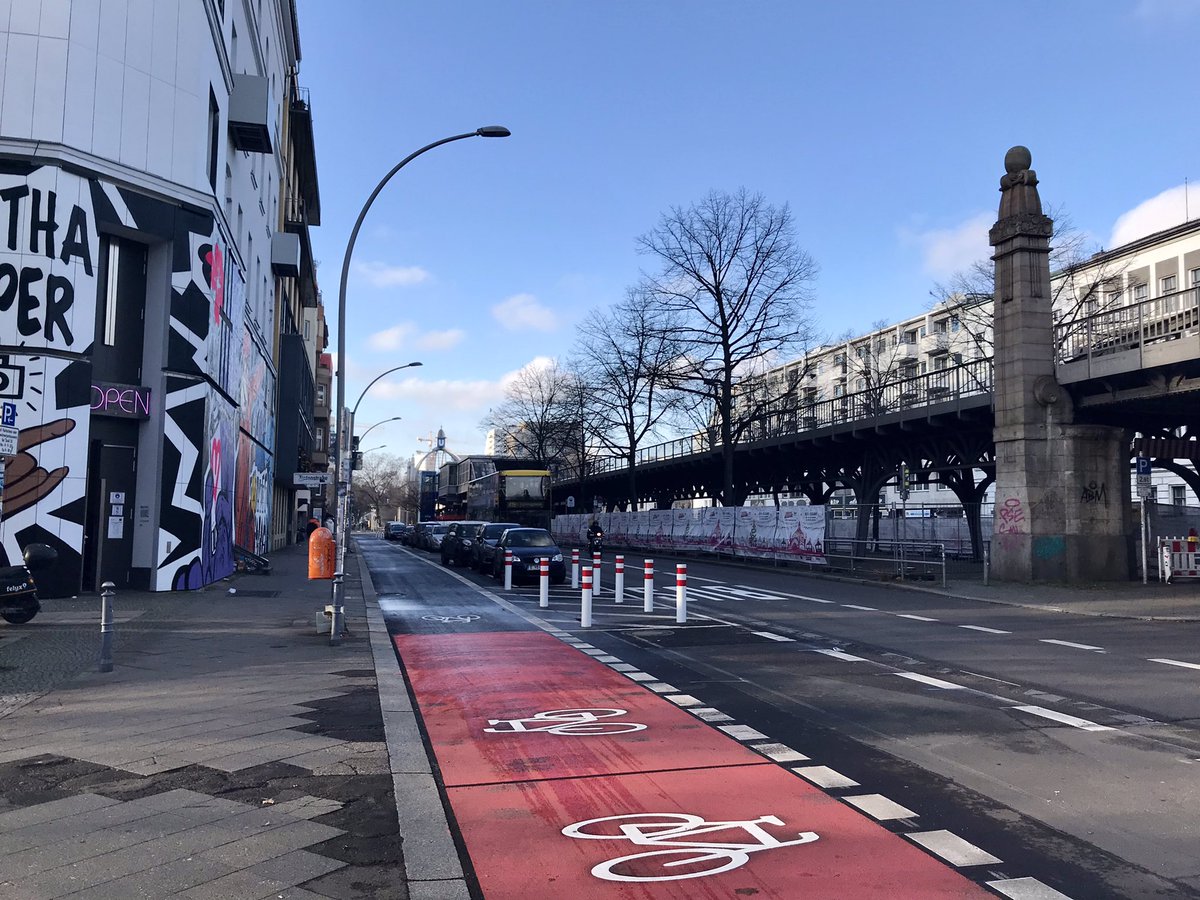 florian_roloff's tweet photo. Tolle Transformation #Bülowstraße, Schöneberg für den Umweltverbund im Vorher-Nachher-Vergleich 📸: Der bisher radweglose und gefährliche Straßenzug (inkl. #Kleiststraße) hat innerhalb von zwei Monaten Bauzeit sehr ansprechende Radfahrstreifen erhalten. Danke und weiter so! 👏🏼 https://t.co/yxfdveT845